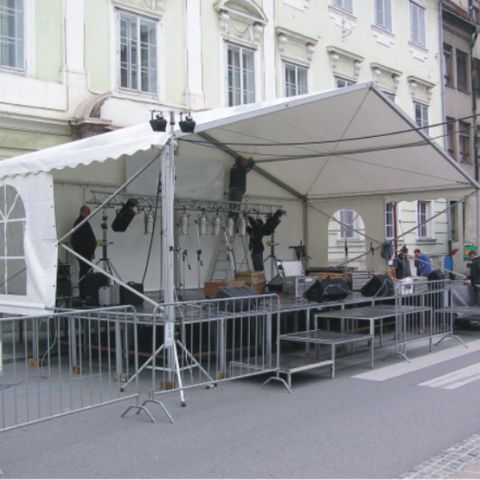 Srednje veliki odri s streho