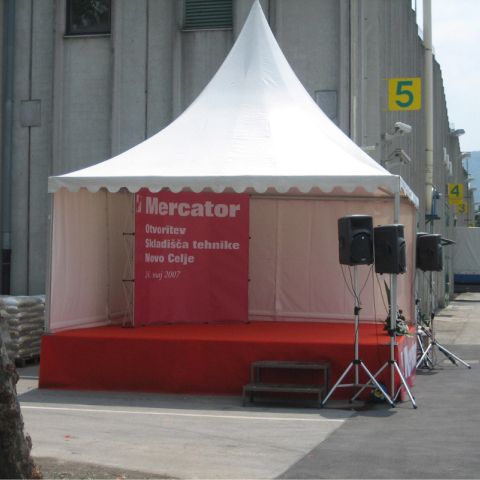 Otvoritveni odri s Pagoda streho