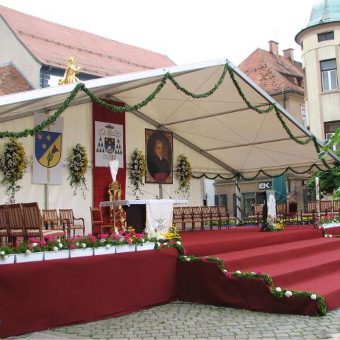 Veliki slavnostni odri s streho